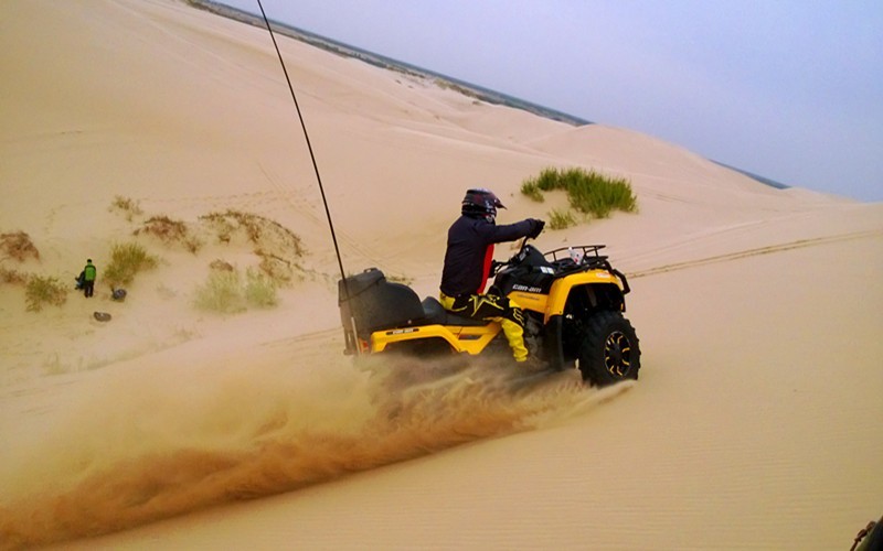 沙漠摩托.jpg